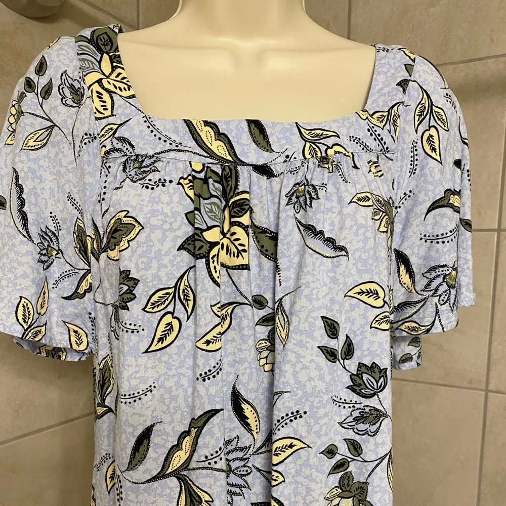 EUC Ann Taylor Factory lightweight flowered short sleeved top, size Small